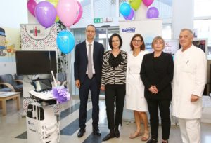 na sliki od leve: mag. Tine Pust, CFA, član uprave NLB Vite, mag. Mirella Miškič, direktorica sektorja za trženje in prodajo NLB Vite, izr. prof. dr. Nataša Tul Mandić dr. med., ginekologinja in porodničarka, mag. Irena Prelog, predsednica uprave NLB Vite, dr. Aleksander Merlo, direktor postojnske porodnišnice